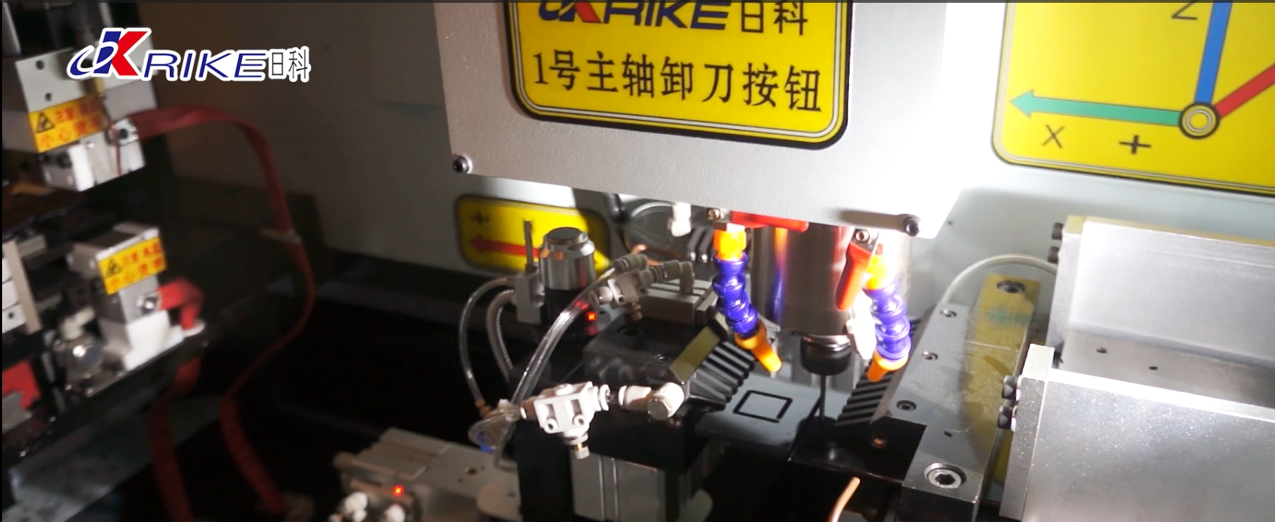 990E 開料(liao)開脾鑤脾壓(ya)鼻(bi)樑機(ji)